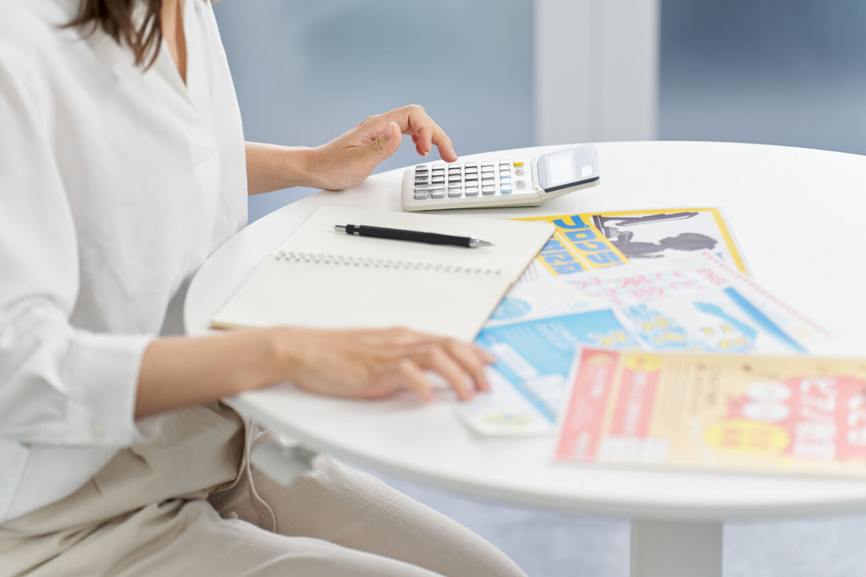 women calculates child support money with the help of calculator